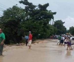 El fuerte torrente se registró desde la noche del lunes, sin embargo, fue hasta este martes que las autoridades hondureñas recomendaron no cruzar por las zonas aledañas al río.