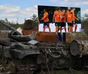 Una fotografía sobre un tanque ruso destruido en la aldea de Dmytrivka, región de Kiev en medio de la invasión rusa de Ucrania.