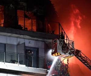 Rescates, angustia y fuego: Videos del voraz incendio en Valencia, España