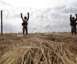 Donald Trump ordenó el envío de efectivos militares al suroeste de la frontera, adonde se dirige una caravana de familias de migrantes. Foto AP