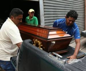 Uno de sus hijos y otros parientes con mucho pesar retiraron de la morgue los restos mortales del catedrático Pedro Torres, para luego llevarlo hasta su natal municipio de Villa de San Antonio.