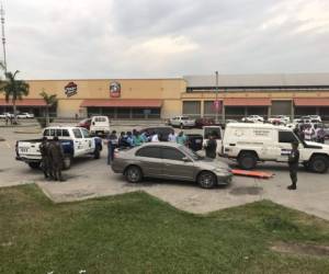 A las 4:00 de la mañana de este viernes las autoridades reportaron que una pareja había sido encontrada sin vida en un vehículo turismo en el parqueo de la Central Metropolitana, foto: Cortesía Red Informativa.