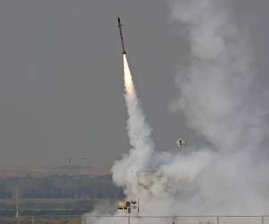 Un misil del sistema de defensa aérea Cúpula de Hierro de Israel, diseñado para interceptar y destruir cohetes de corto alcance y proyectiles de artillería.