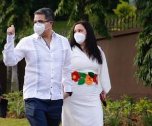 Momento en que la pareja presidencial de Honduras saluda a los presentes en la Plaza de las Banderas.