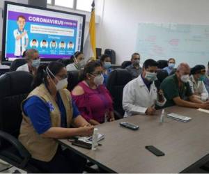 Las autoridades de la Secretaría de Salud en la conferencia de prensa del lunes. Los expertos mostraron el avance del covid-19 en Cortés.