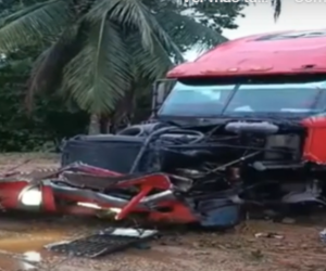 La rastra quedó totalmente destruida de la parte frontal, tras el fuerte impacto con el bus.