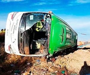 <b>La Paz, Bolivia.-</b> Al menos nueve personas fallecieron este miércoles y 22 resultaron heridas en un accidente de tránsito en una carretera en Bolivia.