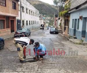 Las cuadrillas del SANAA acuden a reparar los problemas en las cloacas.