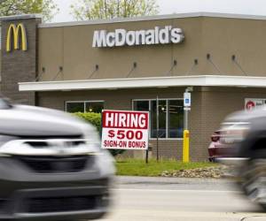 Un letrero de vacante de trabajo fuera de un restaurante de la cadena McDonalds en Cranberry Township, Pensilvania. Foto:AP