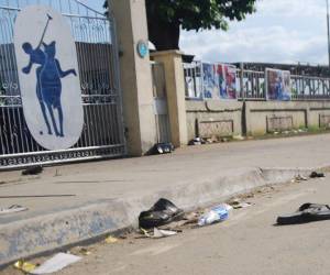 La multitud intentó entrar por la fuerza al club de polo de la ciudad, indicó la policía.