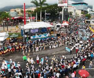 El primer desfile del sector educativo correspondió a preescolar y se realizó el domingo anterior. Para este domingo está previsto el desfile del sector primario, según detalló el portavoz policial.