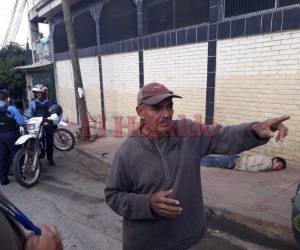 El cuerpo sin vida quedó boca abajo en una transitada acera. Foto Estalin Irías| EL HERALDO