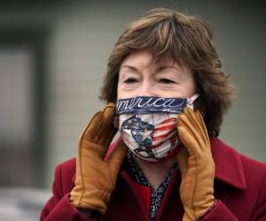 La senadora republicana Susan Collins habla con trabajadores de la empresa Reed and Reed el viernes 30 de octubre de 2020 como parte de su campaña, en Woolwich, Maine. (AP Foto/Robert F. Bukaty).