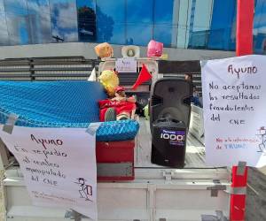 Un militante del partido Libertad y Refundación (Libre) se plantó este miércoles -3 de diciembre- frente al Registro Nacional de las Personas (RNP) en huelga de hambre.