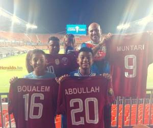 Muy contentos estos hondureños recibieron las camisetas de los jugadores de Qatar en el duelo de anoche ante Honduras. Foto: Marco Aguilar / EL HERALDO.