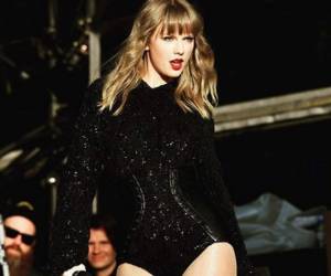 Taylor Swift es una cantante estadounidense de 29 años de edad.