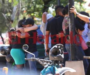 Los familiares de los jóvenes se abrazan en las afueras de la la morgue capitalina a la espera de que les entreguen los cuerpos de sus parientes. Foto: Estalin Irías/EL HERALDO.