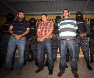 Los hermanos Luis Alonso, Miguel Arnulfo y José Inocente Valle Valle fueron presentados por el director de la Policía Nacional, Ramón Sabillón, en las instalaciones del comando Cobras de Tegucigalpa