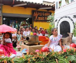 Desfile de carrozas. Estas hermosas pequeñitas lucieron sus mejores galas al ser parte del fantástico desfile.