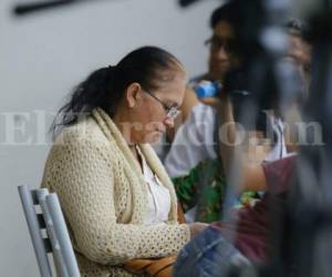 La señora manifestó su tristeza durante la espera de la salida del vuelo (Foto: Estalin Irías/ El Heraldo Honduras/ Noticias de Honduras)