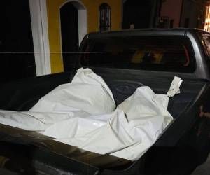 Personal de Medicina Forense ya realizó el levantamiento de ambos cuerpos para ser trasladados a la morgue.