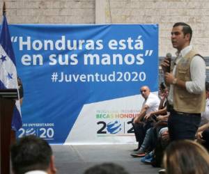 El programa de becas se extenderá a nivel nacional.