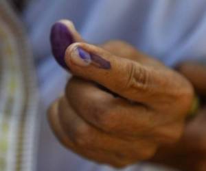 Pawan Kumar explica que al votar el jueves confundió los símbolos mostrados en la máquina electrónica. Foto: AFP