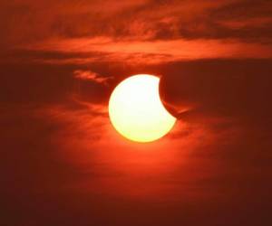 A partir de las 11:376 de la mañana del lunes 21 de agosto los hondureños podrán ver el eclipse de sol de forma parcial. Foto: Shutterstock/ELHERALDO