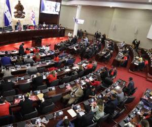 La comisión analiza una fórmula mixta frente a la recomendación de ciudadanización total planteada por los expertos.