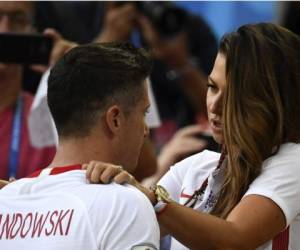 Anna Stachurska consoló a su esposo tras la derrota de Polonia a manos de Senegal. Foto AFP