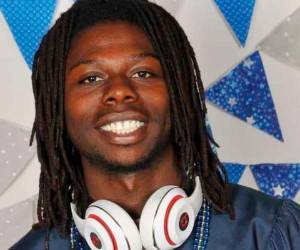 Robert Fuller, de 24 años, fue encontrado con una soga al cuello cerca del ayuntamiento de Palmdale, se quitó la vida después de batallar con una enfermedad mental y pensamientos suicidas desde 2017, indicaron las autoridades.