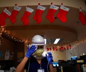 La enfermera Romina Pacheco desinfecta su equipo después de atender a un paciente de covid-19 en el Hospital Mission, en Mission Viejo, California, el 21 de diciembre de 2020. Foto: AP
