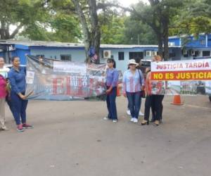 Con pancartas en sus manos los vecinos de Ciudad del Ángel afirman que 'Justicia tardía no es justicia'. Foto: Elvis Mendoza/EL HERALDO