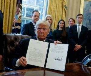 El presidente Donald Trump comenzará a tomar acciones ejecutivas de temas migratorios a partir del miércoles, iniciando con planes para levantar un muro a lo largo de la frontera con México y otras medidas de seguridad, foto: AP.