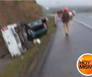 Afortunadamente el conductor del turismo sobrevive y sale caminando tras el fuerte golpe. (Foto: Captura de video Hoy Mismo)