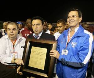Rafael Ferrari en 2009 recibiendo un homenaje por ayudar a la clasificación de la Selección de Honduras al Mundial de Sudáfrica 2010.