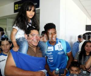 Anthony El Choco Lozano fue recibido con mucha alegría por la afición de la Bicolor que acudió al aeropuerto internacional de Toncontín, foto: Ronal Aceituno/El Heraldo.