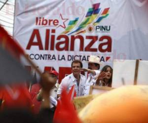 El candidato de la Alianza de la Oposición, Salvador Nasralla, junto al coordinador del partido Libre, Manuel Zelaya Rosales, en la marcha de este martes. Fotos: Emilio Flores/Jhonny Magallanes y Mario Urrutia/EL HERALDO.