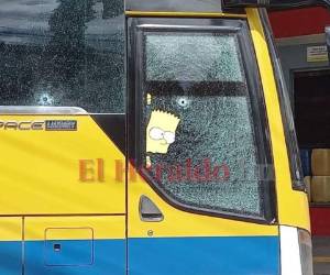 La unidad de transporte interurbano recibió al menos tres impactos de bala de calibre 9 milímetros. Foto: Estalin Irías | EL HERALDO