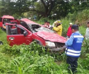 Tras el accidente, las personas fueron sacadas del vehículo por elementos del Cuerpo de Bomberos y luego trasladadas al hospital Santa Teresa de la ciudad de Comayagua