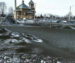 Decenas de personas han compartido fotografías de nieve negra o como otros llaman 'nieve del infierno' que cae sobre Siberia, Rusia. Expertos dicen que es nieve tóxica.