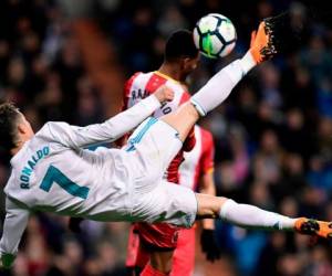 Cristiano Ronaldo intentando una chilena en el duelo Real Madrid vs Girona en el estadio Santiago Bernabéu. (AFP)