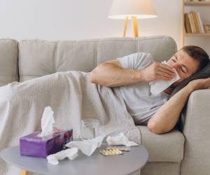 La influenza A H3N2 se asocia con síntomas más intensos que los de un resfriado común, incluyendo fiebre alta, dolor de garganta, tos seca, congestión nasal, dolores musculares, fatiga extrema y dolores de cabeza, entre otros signos respiratorios agudos. Aquí todo lo que debes saber.