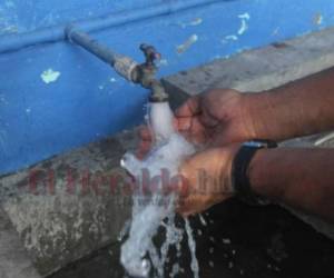 Cada tres días se realiza la distribución de agua potable en la capital de Honduras.