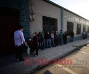 EL HERALDO conversó con varios de los talangueños que hacían la fila para ejercer el sufragio. Foto: Emilio Flores/El Heraldo