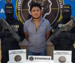Momento en el que agentes de la FNAMP presentan a Bayron Fabricio Cerrato Padilla, presunto miembro de la banda delictiva 'Mito Padilla'.
