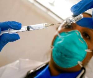 Según la FDA, las personas podrán volver a vacunarse con la dosis extra de Pfizer o Moderna al menos 28 días después de recibir la segunda. FOTO: AP