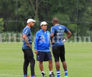 Jorge Luis Pinto conversando con Donis Escober y Luis 'Buba' López en las canchas del Red Bull Arena de Nueva Jersey, un día antes del debut de Honduras ante Costa Rica. (Foto: Ronal Aceituno / Grupo Opsa)