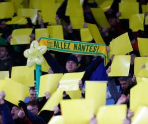 Además de los aplausos algunos aficionados mostraron bufandas del Nantes, anterior club de Sala. (Foto: AFP)