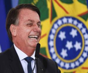 El presidente brasileño Jair Bolsonaro se ríe durante la ceremonia de inauguración de su nuevo ministro de Turismo, Gilson Machado. Foto: Agencia AFP.